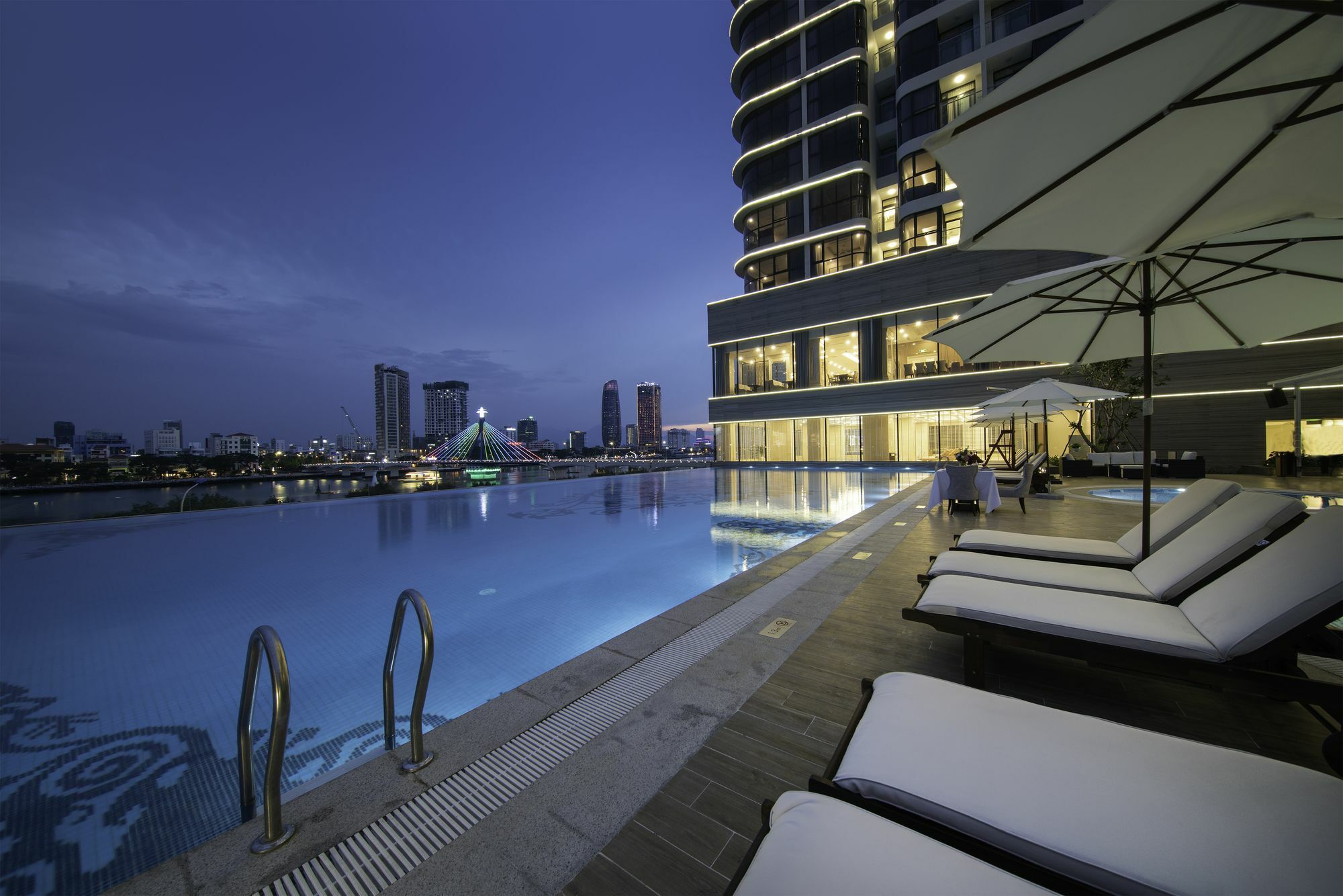 Melia Vinpearl Danang Riverfront Exterior photo