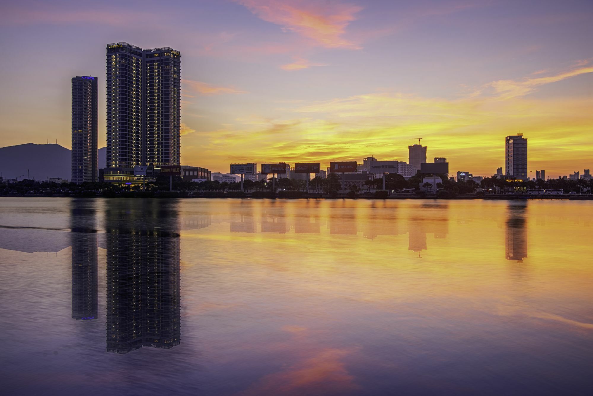 Melia Vinpearl Danang Riverfront Exterior photo